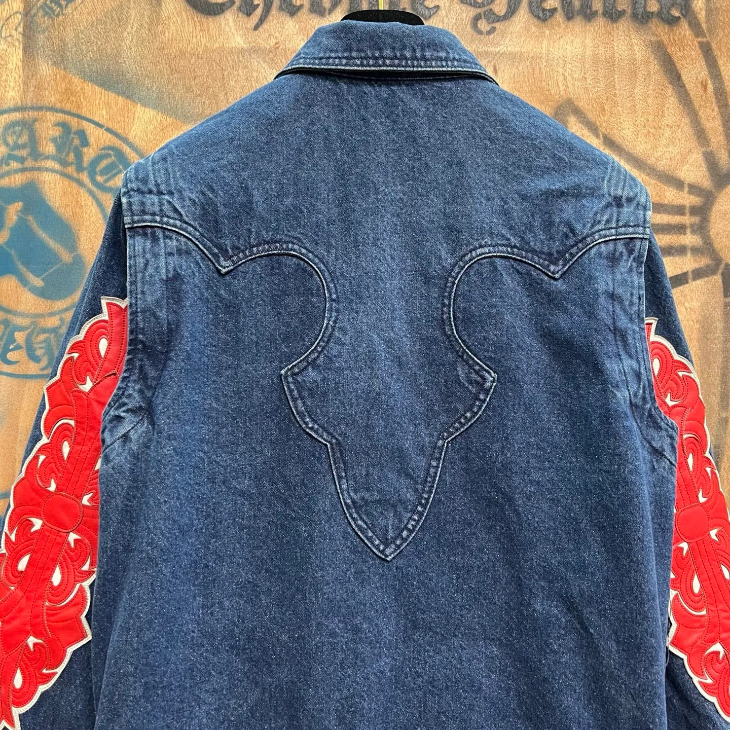 P610 Wang Zha has a new one! Heavy 15.5oz! Kill all market versions instantly! The price has bottomed out. Chrome Hearts Haute Couture Chrome Hearts patchwork leather denim jacket. The choice of high-grade twill denim custom-made fabrics is very important. It distinguishes the low version and wrong version of all pure black denim fabrics on the market. The cross patchwork leather is all imitation lambskin. All dyeing is completely restored without color difference. The inner leather label is first-layer calfskin. All hardware is 925 silver plated. It distinguishes all versions on the market. There is no better casual comparison in the market. Same style for men and women S-XL